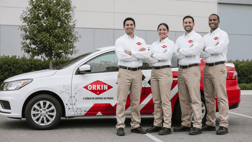 Equipe técnica da Orkin especializada em controle de pragas offshore